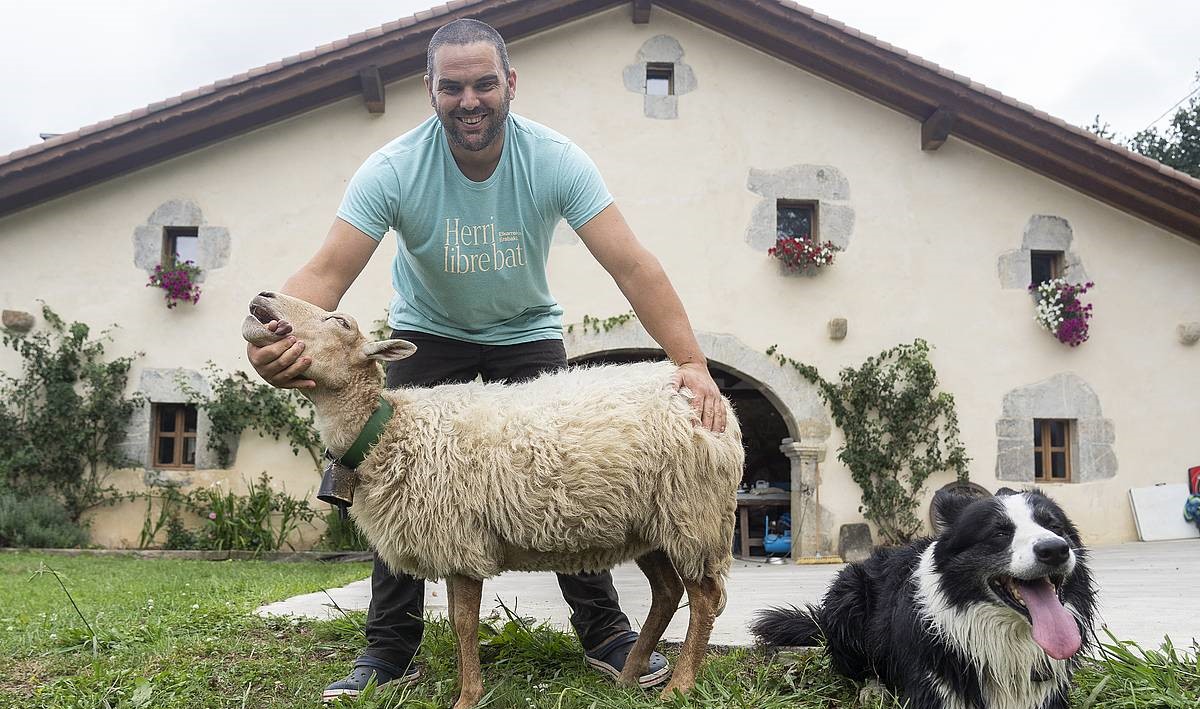 Joseba Attard: «Euskal Herrian milioi bat ardi daude, eta ilea moztu behar zaie, nahitaez»