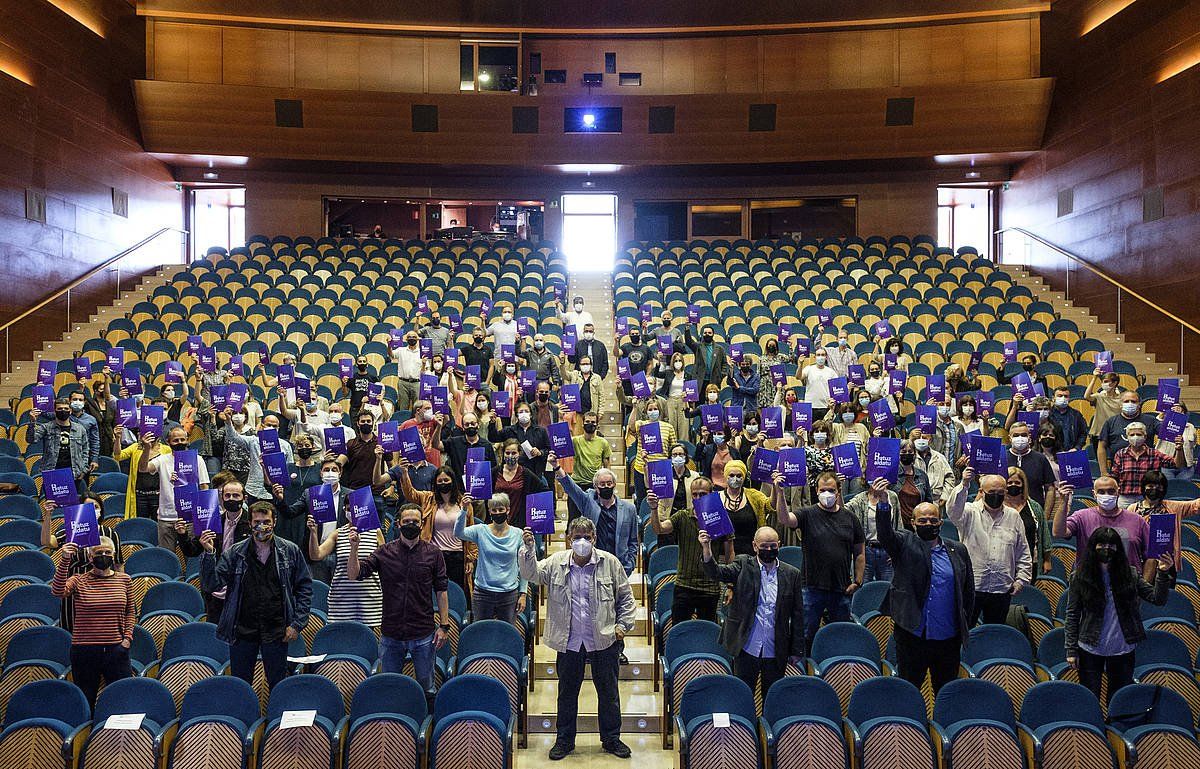 Dokumentuarekin bat egin dute eragileen ordezkariak, gaur goizean,Donostiako Kursaalen. JON URBE / FOKU