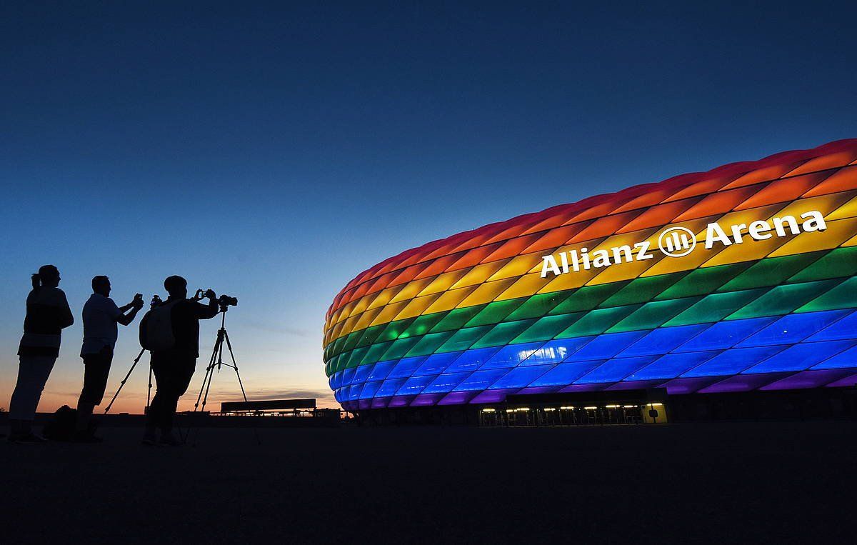 Municheko Allianz Arena estadioa ostadar koloreekin argiztatuta, 2016an. Urtero apaintzen dute horrela, Stonewall tabernako (New York, AEB) gayen matxinada gogoratzeko (ekainak 28). TOBIAS HASE / EFE