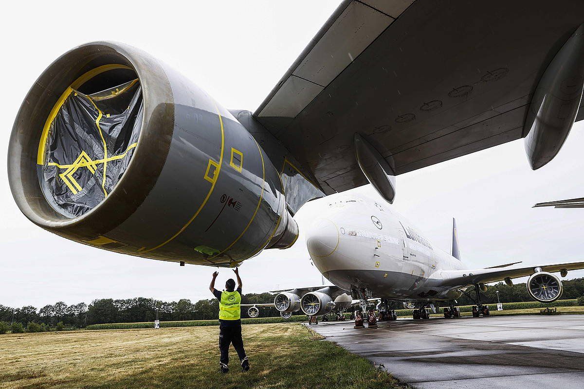 Lufthansa konpainiako langile Boeing markako hegazkin bat artatzen. VINCENT JANNINK / EFE