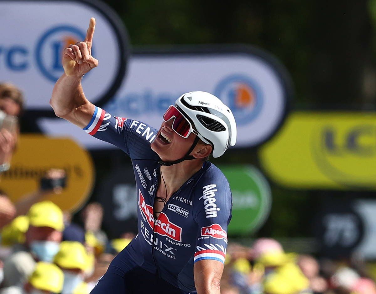 Mathieu Van der Poel, gaur, garaipena Poulidorri eskaintzen. MICHAEL STEELE / EFE