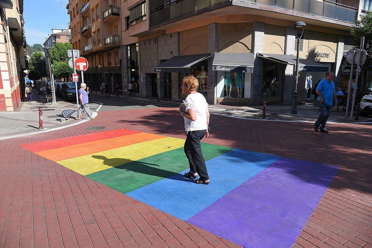 LGTBI kolektiboaren eskubideak aldarrikatzeko zebrabide bat, Hernanin. ANDONI CANELLADA, FOKU