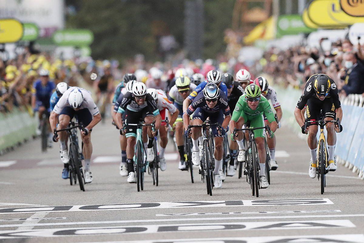 Mark Cavendish, garaipena eskuratu aurreko azken estutualdian. Aurtengo Tourrean hiru aldiz nagusitu da Man Uhartekoa. GUILLAUME HORCAJUELO / EFE.