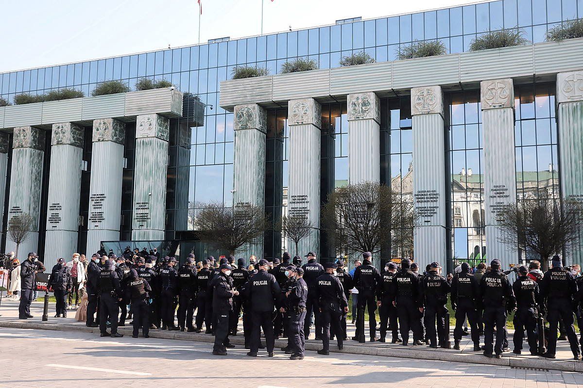 Polizia Poloniako Auzitegi Gorenaren aurrean, iragan apirilean. TOMASZ GZELL / EFE