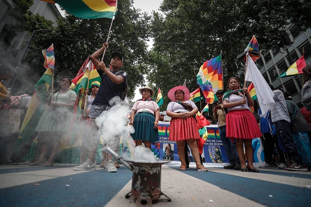 Boliviako estatu kolpearen kontra Buenos Aireseko AEBen enbaxadan egindako protesta bat, 2019an.n. JUAN IGNACIO RONCORONI / EFE