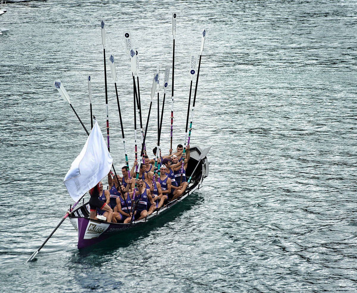 Santurtziko arraunlariak arraunak altsatzen, gaur, Lekeition (Bizkaia). FOKU