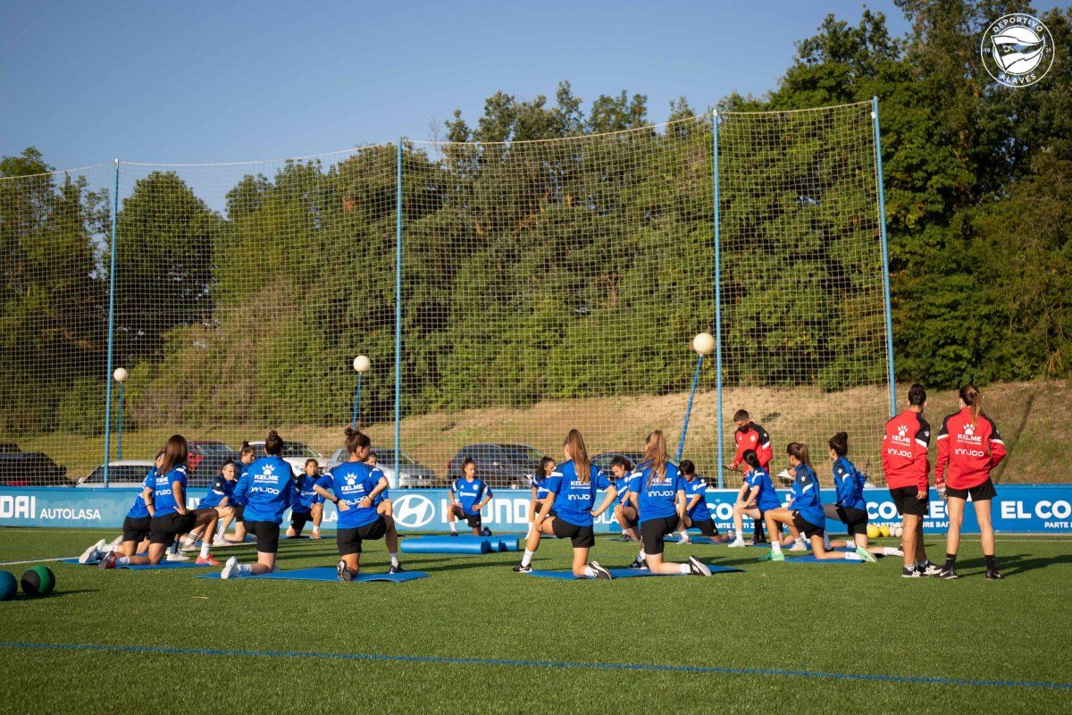 Alaveseko jokalariak denboraldi-aurreko lehenengo entrenamenduan. ALAVESFEM