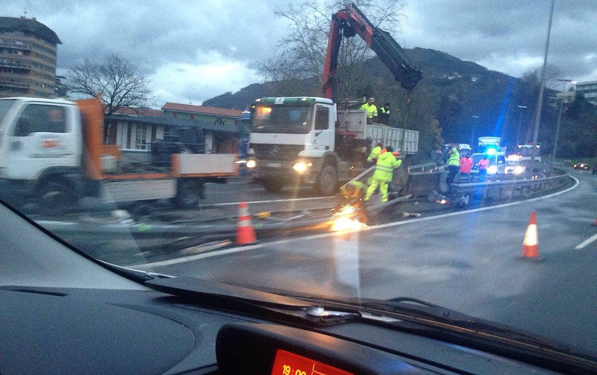 Errepide langileak mantentze-lanetan. Artxiboko irudia. BERRIA