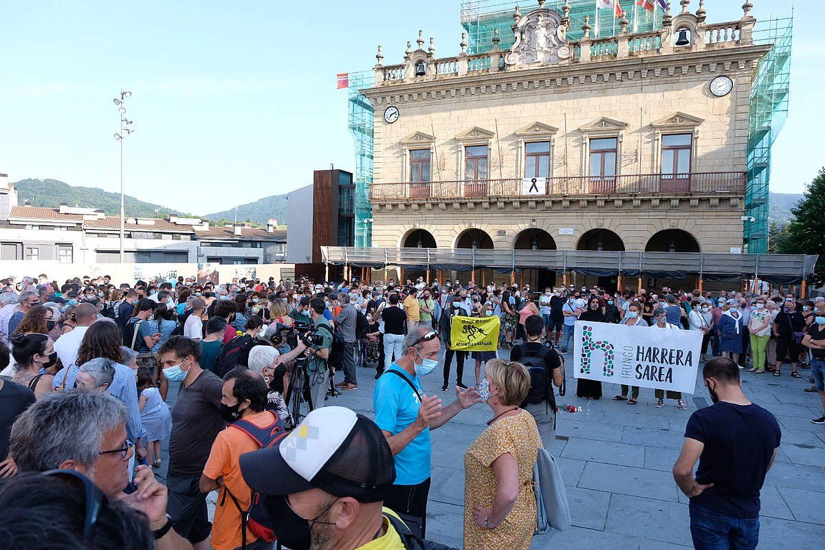 Harrera Sarea elkarteak antolaturiko elkarretaratzea, gaur, Irunen. JON URBE / FOKU