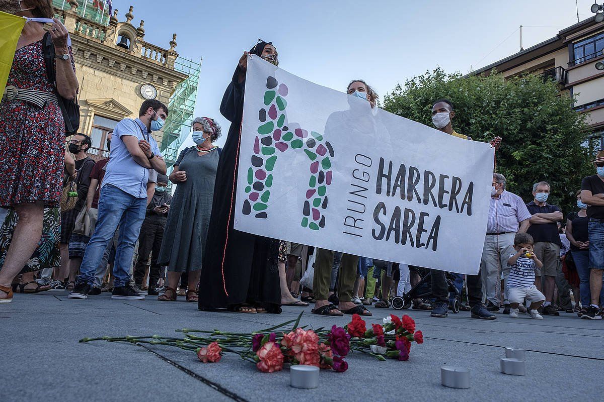 Irungo Harrera Sareak joan de astelehenean egin zuen Kolibaly gogoan hartzeko protesta bat. JON URBE / FOKU