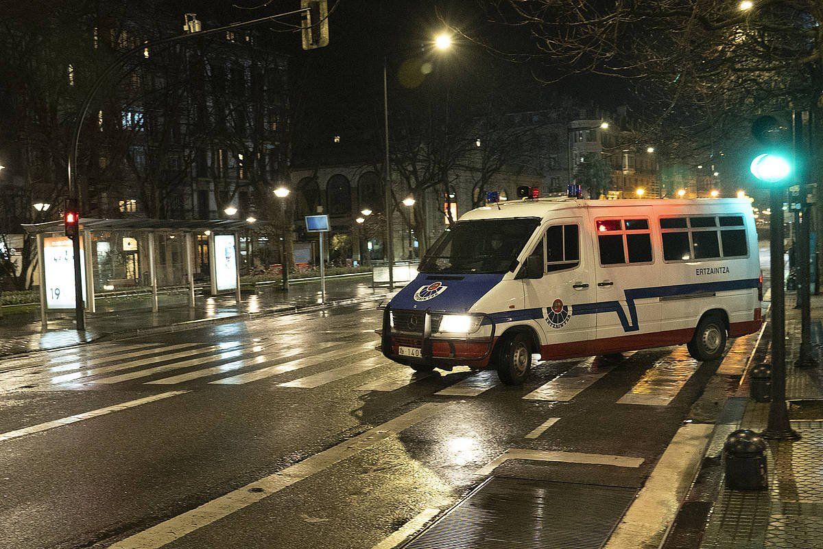 Ertzaintzaren furgoneta bat Donostiako Bulebarrean, urtarrilaren 23an. GORKA RUBIO / FOKU