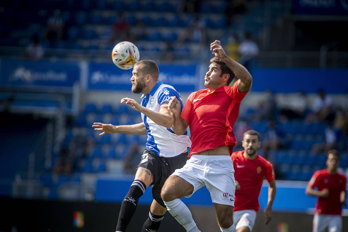 Victor Laguardia, Mallorcako jokalari batekin lehian. JAIZKI FONTANEDA / FOKU