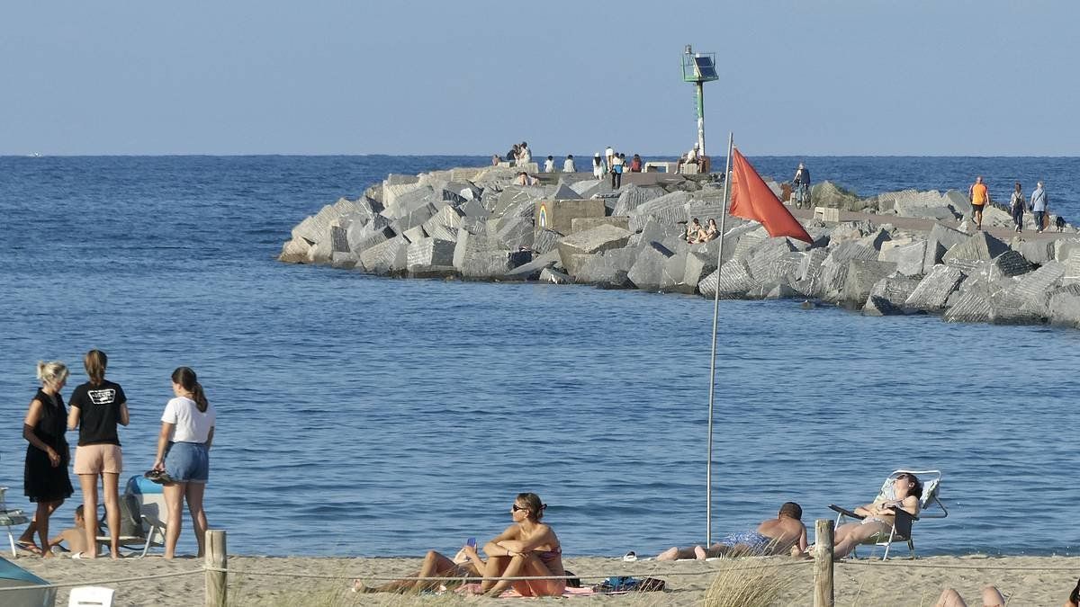 Bandera gorria, Hondarribiko hondartzan. ANDONI CANELLADA, FOKU