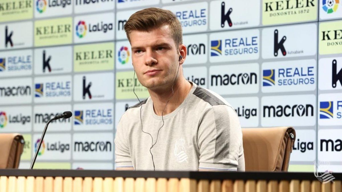 Alexander Sorloth eta Jokin Aperribay Reala Arenan, aurrelariaren aurkezpenean. REALA