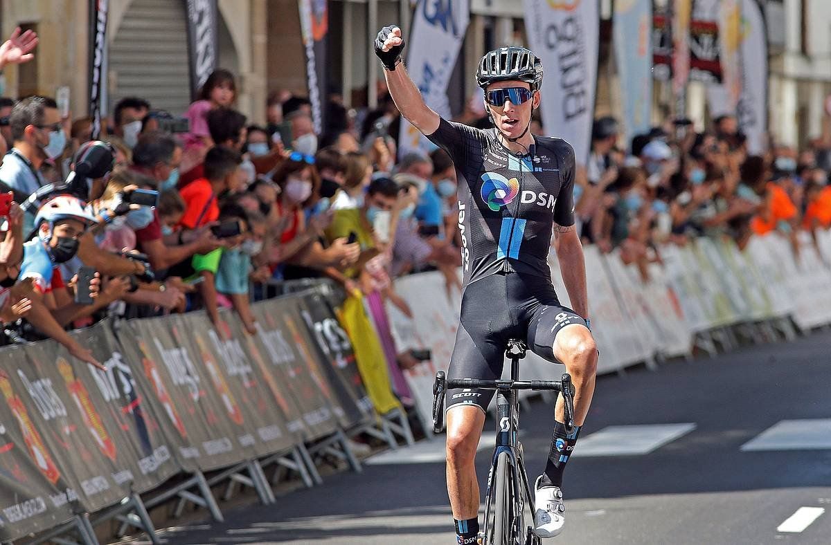 Romain Bardet etapa garaipen bat ospatzen. SANTI OTERO