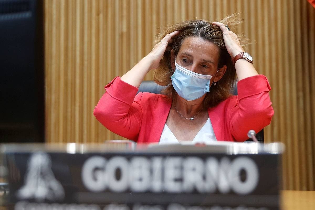 Teresa Ribera Espainiako Trantsizio Energetikoko ministroa, atzoko agerraldian. JUAN CARLOS HIDALGO (EFE)