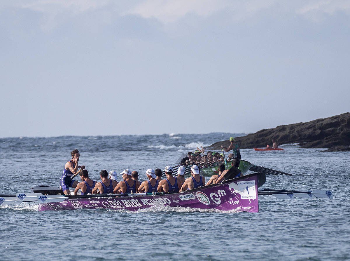 Santurtziren 'Sotera' trainerua, gaurko estropadan. GORKA RUBIO / FOKU