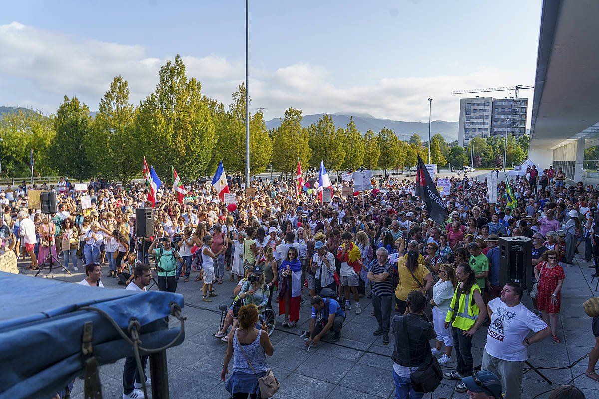 Manifestazioren bukaera, gaur, Irungo Ficoba erakustazokaren aurrean. GORKA RUBIO / FOKU