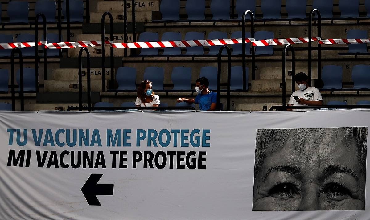 Lagun batzuk zain, Illunben (Donostia), txertoa jaso ostean. JAVIER ETXEZARRETA / EFE