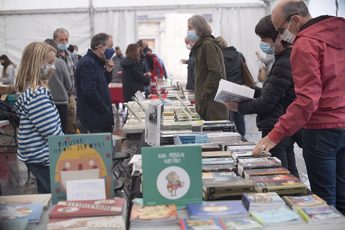 Literaturiak iaz jarritako liburu azokako irudi bat. JUAN CARLOS RUIZ/ FOKU