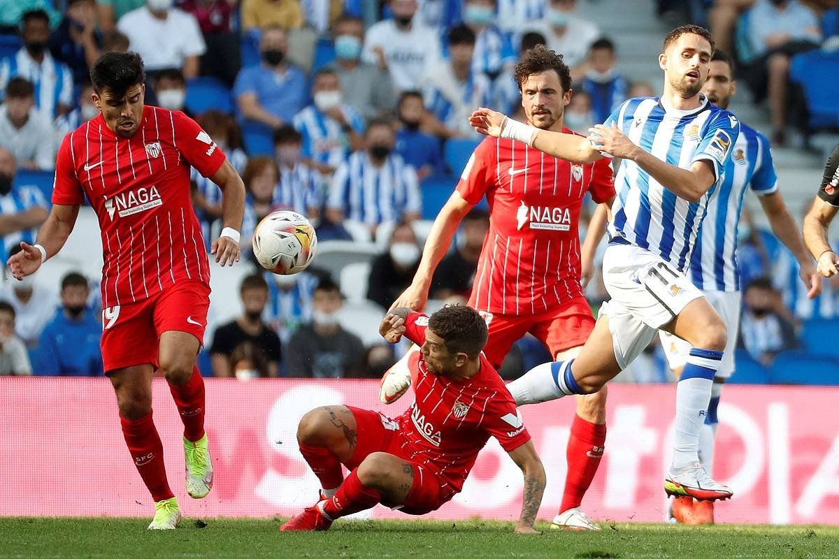 Realek Adnan Januzaj borrokan Sevillako Alejandro Gomezekin, gaurko partidan. JAVIER ETXEARRETA / FOKU