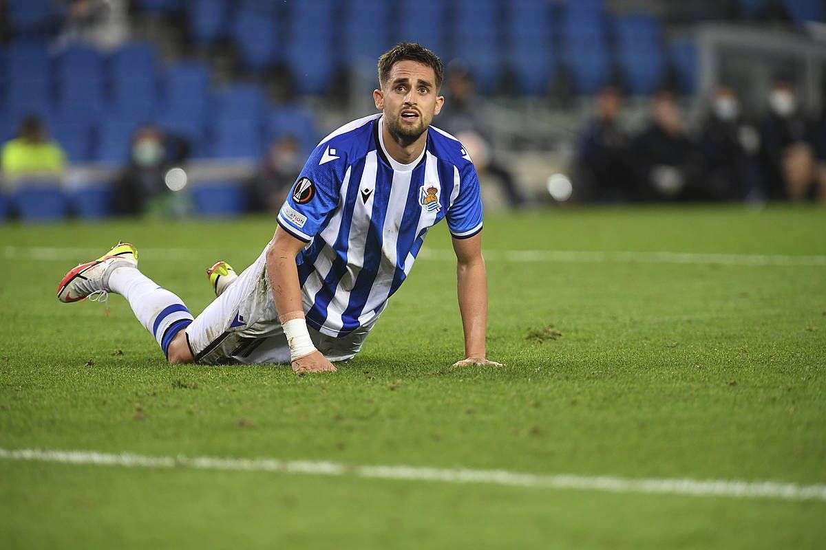 Adnan Januzaj, lurrean, aukera bat huts egin ondoren. JON URBE / FOKU