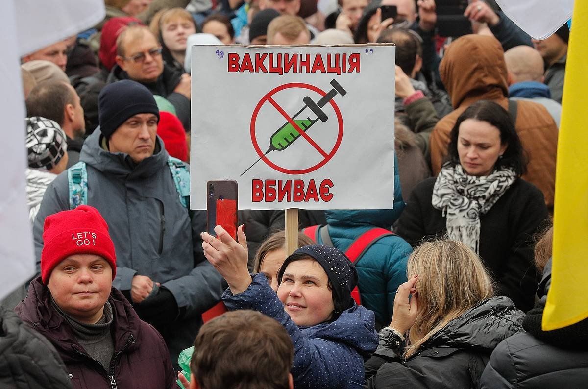 Txertoen aurkako protesta bat Kieven. SERGEY DOLZHENKO, EFE
