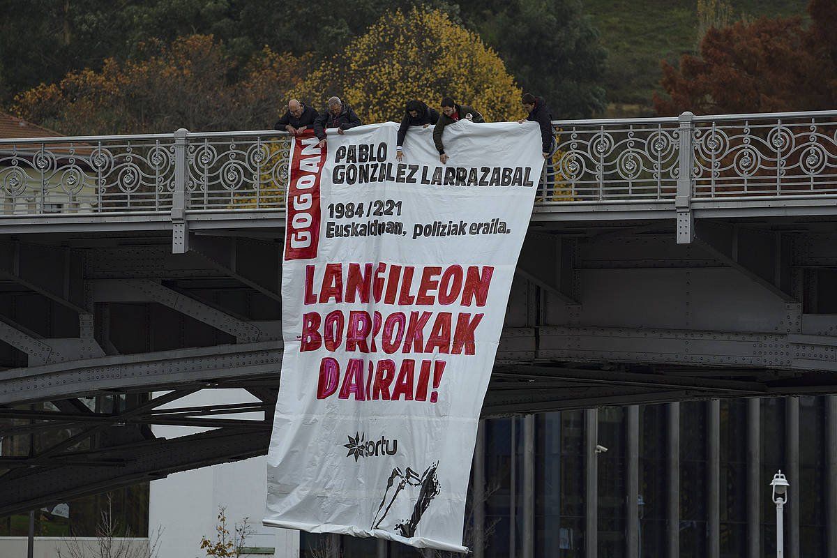 Deustuko zubian eskegitako pankarta, gaur. ARITZ LOIOLA / FOKU