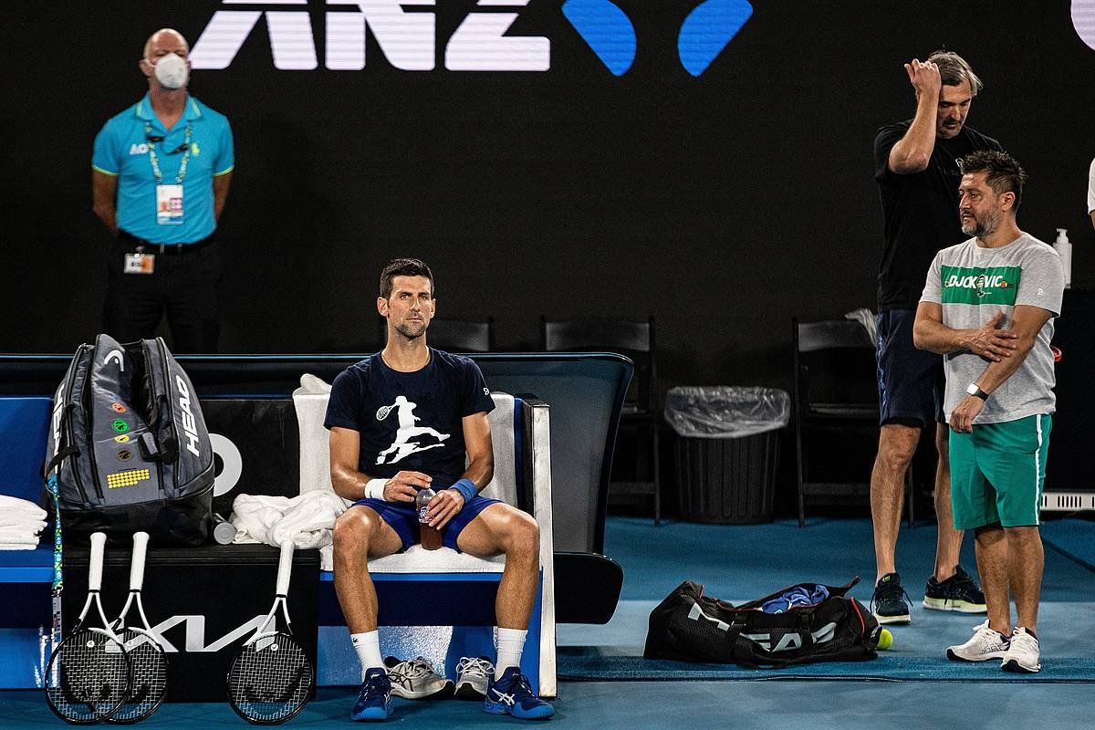 Djokovic, atzo, Australiako Irekirako entrenamendu saio batean Melbournen. DIEGO FEDELE / EFE