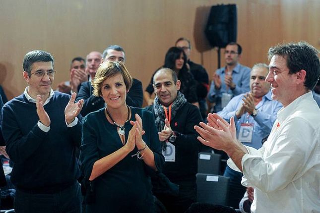 Maria Chivite, 2014ean,Roberto Jimenez eta Patxi Lopez txaloka dituela. JAGOBA MANTEROLA / ARGAZKI PRESS