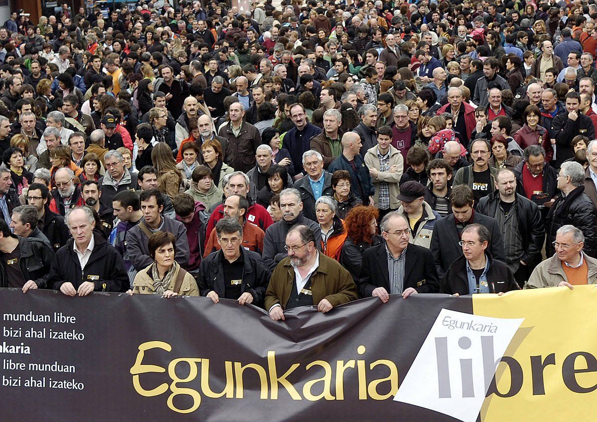 'Euskaldunon Egunkaria'-ren aldeko elkarretaratze bat Durangon, 2009ko abenduaren 6an. LUIS JAUREGIALTZO / FOKU