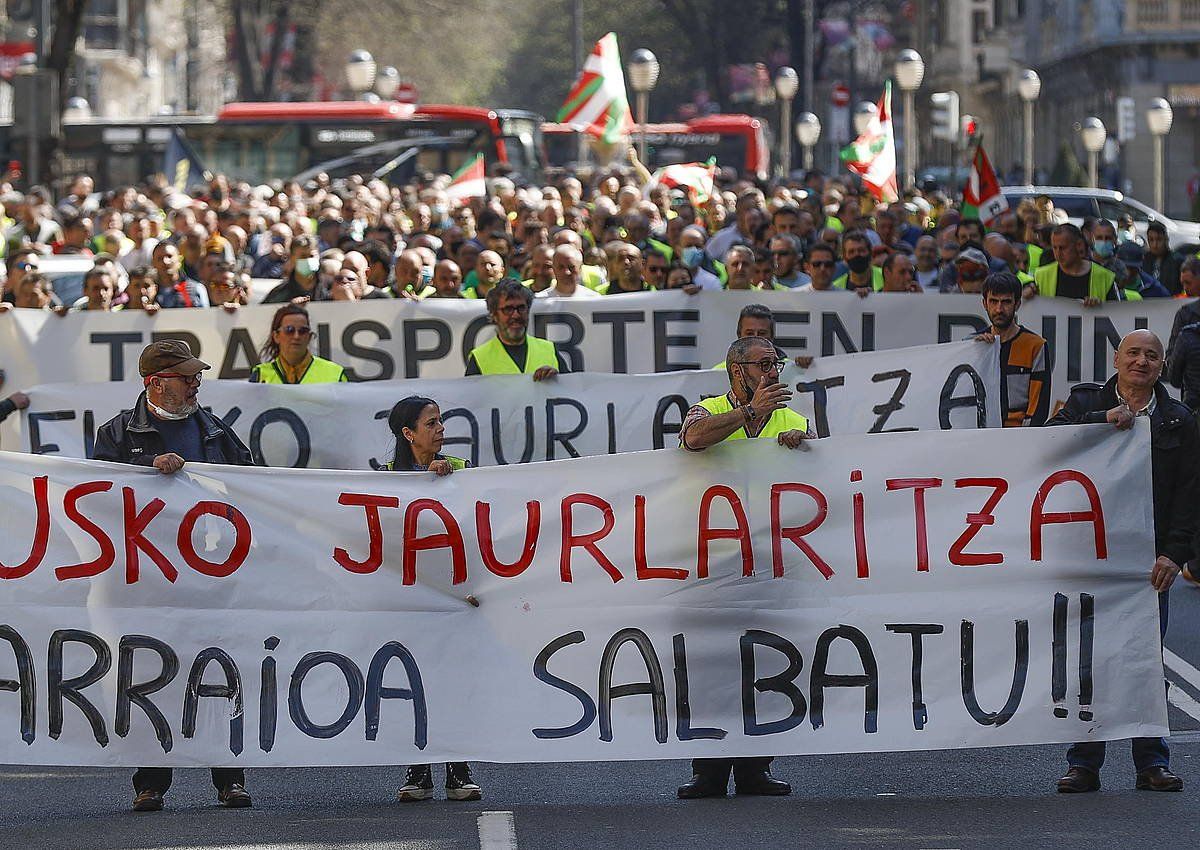 Hiru sindikatuaren protesta, ostegunean, Bilbon. MIGUEL TOñA / EFE