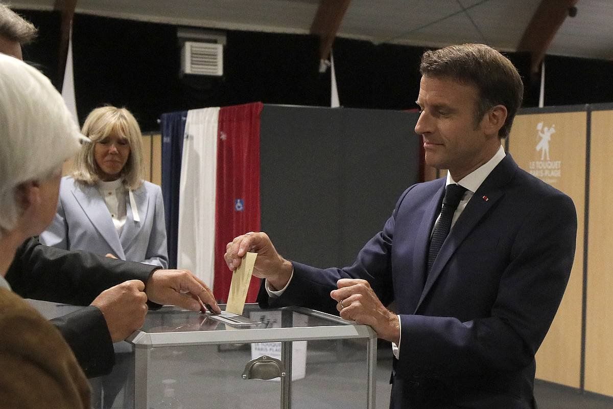 Emmanuel Macron Frantziako presidentea, gaur goizean, botoa ematen. EFE