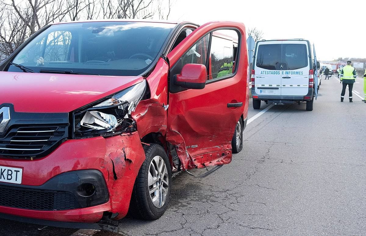 Errioxan izandako auto istripu bat, artxiboko irudi batean. ABEL ALONSO, EFE