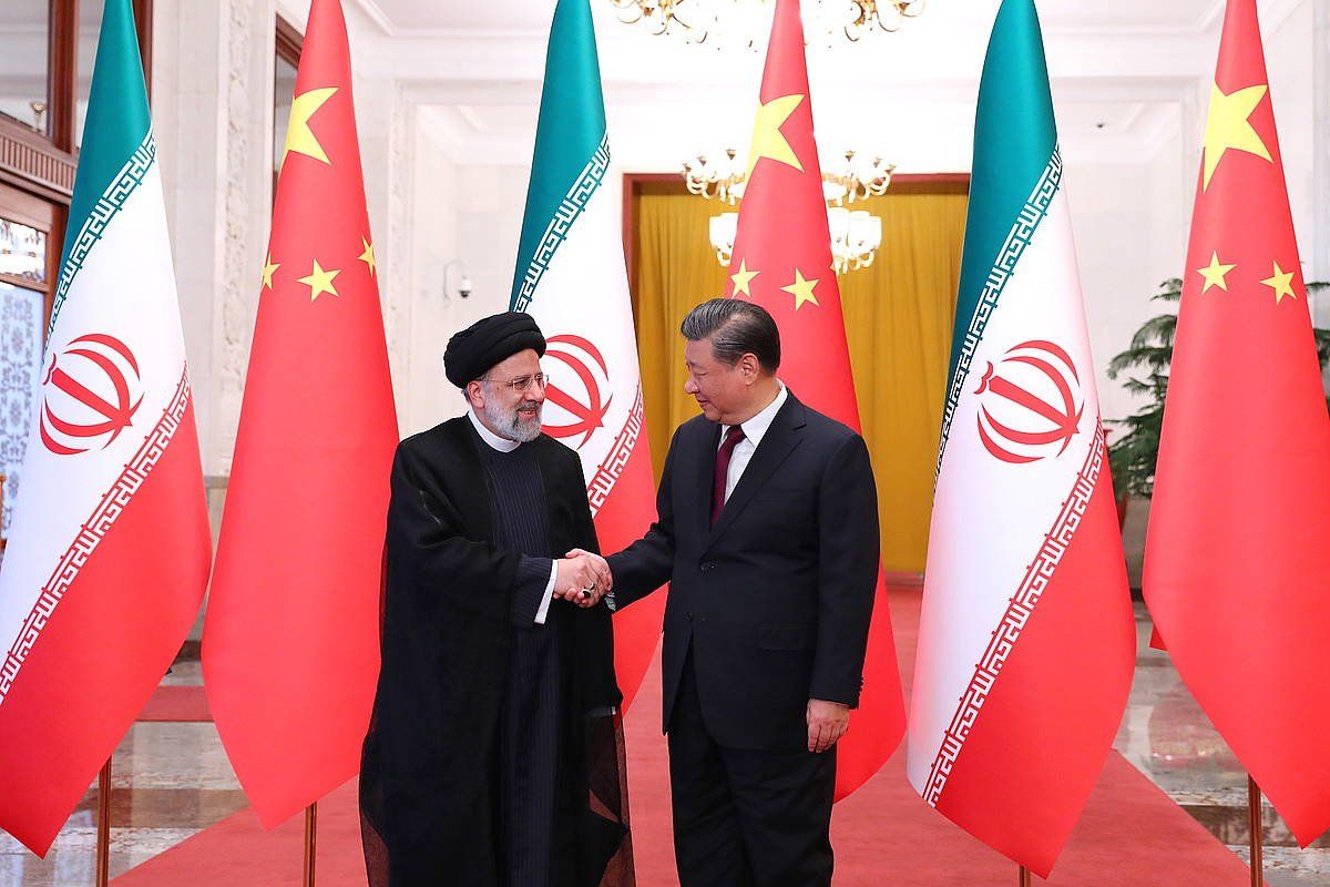 Ebrahim Raisi Irango presidentea eta Xi Jinping Txinakoa, gaur, Pekinen. IRANGO PRESIDENTETZA / EFE