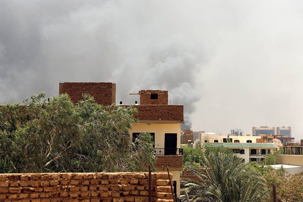 Eraikin batetik kea ateratzen, atzo, Khartum hiriburuan. MOHND AWAD / EFE