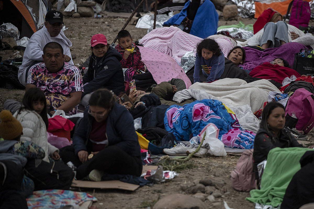 Migratzaile talde bat, AEBen eta Mexikoren arteko mugan, joan den maiatzean. ETIENNE LAURENT, EFE