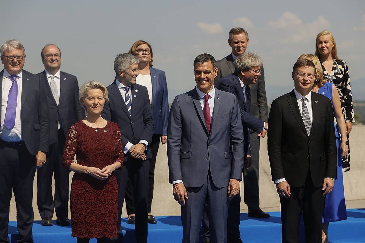 Pedro Sanchez eta Ursula von der Leyen, Europako Batzordeko kideekin, Madrilen, uztailean. MARISCAL / EFE