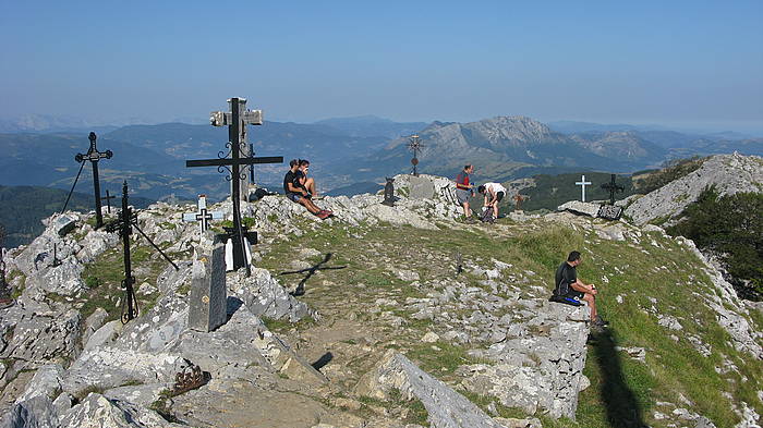 Hernio tontorreko gurutzeak utzi nahi dituzte soilik. MIKEL ARRIZABALAGA