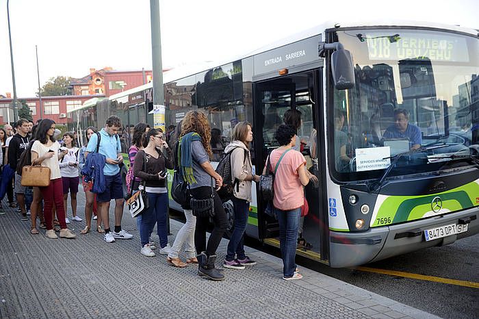 Ilarak, goizean, gutxieneko zerbitzuetako autobus batera igotzeko zain. MARISOL RAMIREZ, ARP