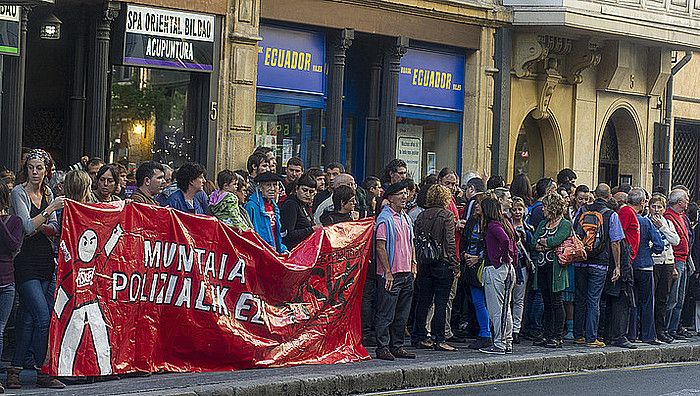 Grebalarien aldeko protesta, epaiketa egunetan. M. DEL VALLE, ARP