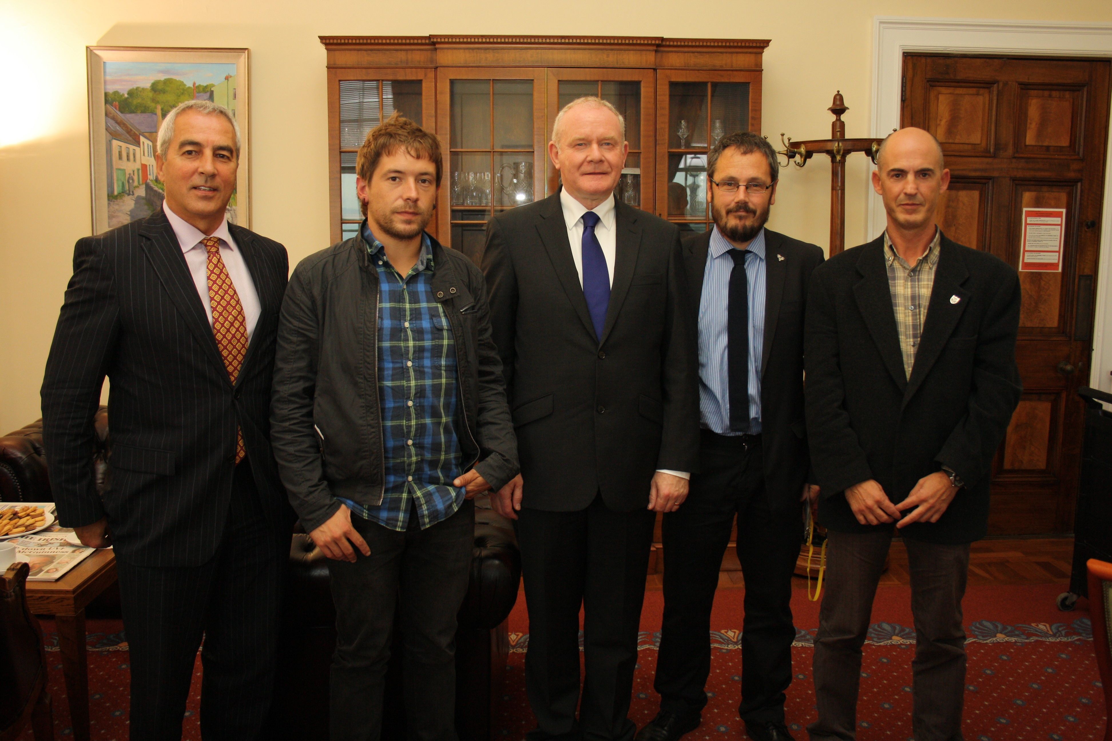 Auzipetuak Martin McGuinness Irlanda Iparraldeko lehen ministrordearekin, atzo, Belfasten.