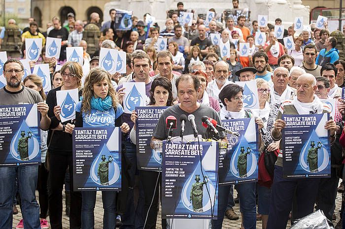 Hainbat sindikatu, alderdi eta elkartetako ordezkariak, atzo. I. URIZ, ARP