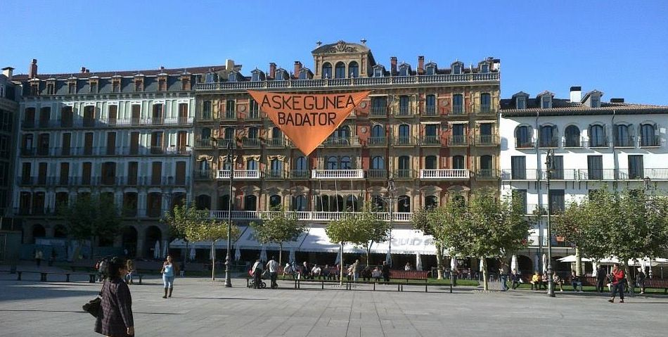 Zapi handi bat eskegi dute Gazteluko plazan. ATEAK IREKI