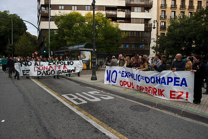 Nafarroako Parlamentuaren aurrean gaur ere protesta egin dute. I. URIZ, ARP