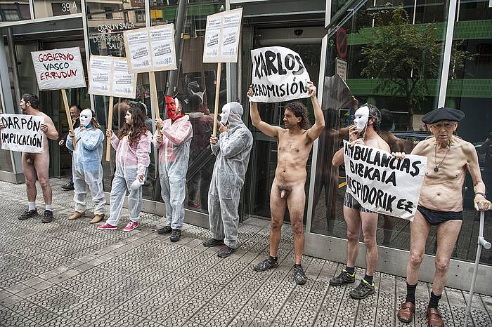 Bizkaiko Anbulantzietako egoera salatzeko protesta, gaur, Bilbon. ARGAZKI PRESS