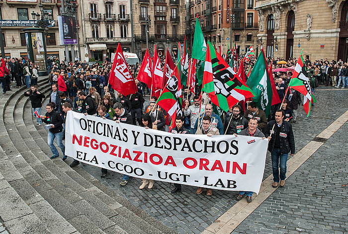 Bulegoetako langileen protesta, gaur, Bilbon. ARGAZKI PRESS