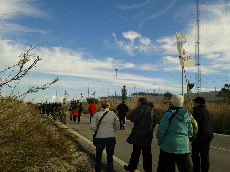 Sevillako presoei elkartasuna agertzera joandako herritarrak, espetxera bidean. BERRIA