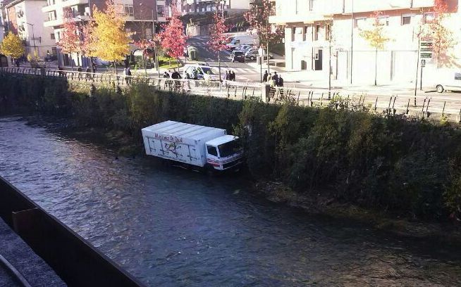 Beasainen ibaira erori den kamioia. BERRIA