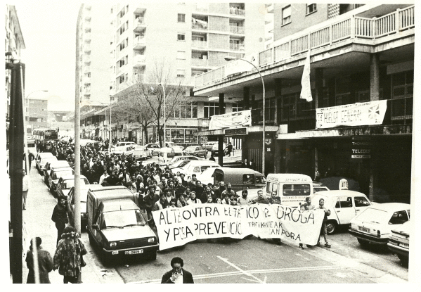 Donostiako Altza auzoan narkotrafikoaren aurkako manifestazio bat, 80ko urteetan. BERRIA